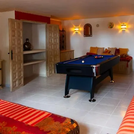 Guimes Pool House Дом отдыха *
